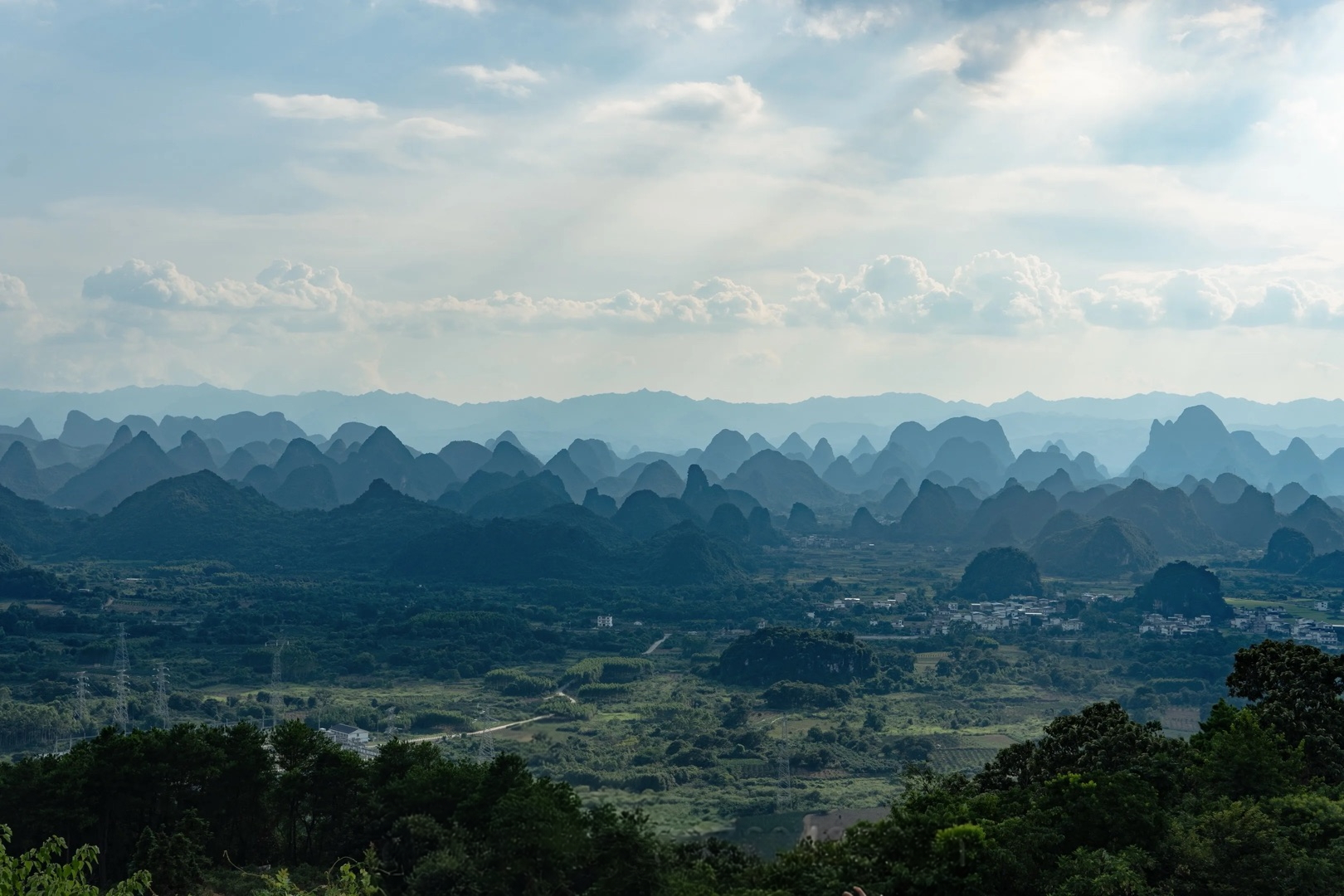 Yangshuo One-Day Tour: Xianggong Mountain + Viewing Platform of A Thousand Li of Rivers and Mountains + Li River Bamboo Rafting (8-person small group tour / private tour available) image 4
